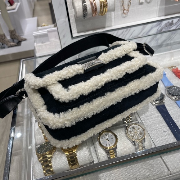 MICHAEL KORS Bradshaw Medium Suede and Faux Shearling Messenger Bag
Black 
NWT - Picture 5 of 16